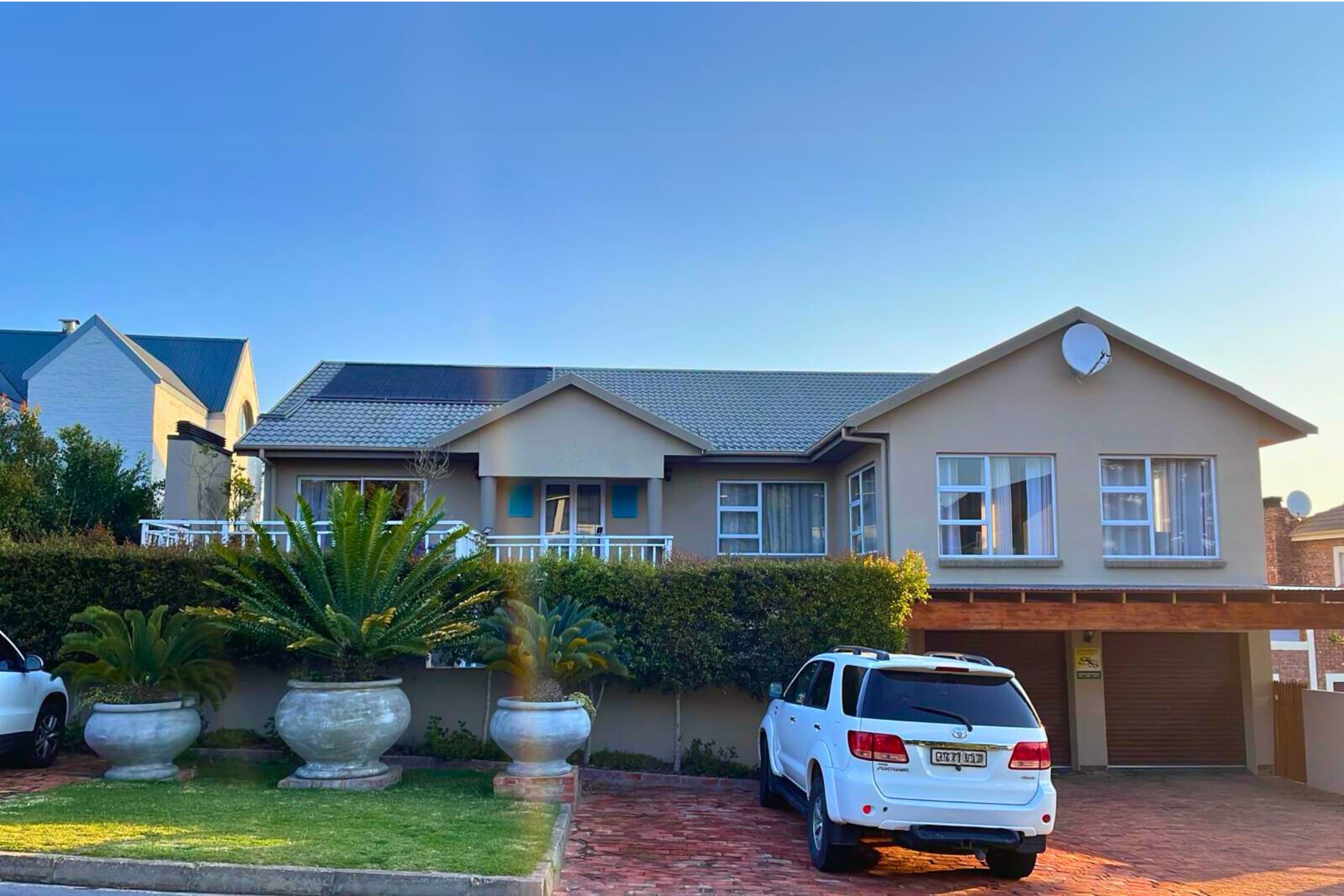 Exterior view of Vibe Beach House guesthouse in Herolds Bay